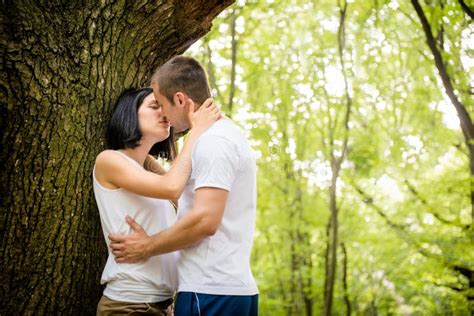 jeunes couples faisant l amour|Les ébats intimes et romantiques d'un jeune couple  .